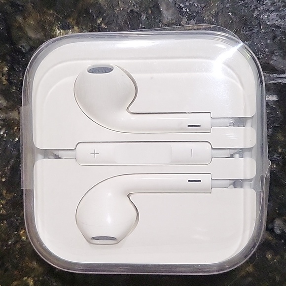Apple Accessories - NIB Apple Earbuds